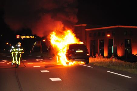 BMW gaat in vlammen op aan de Biesbosweg Waalwijk