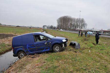 Busje slaat over de kop op de A59 bij Waalwijk