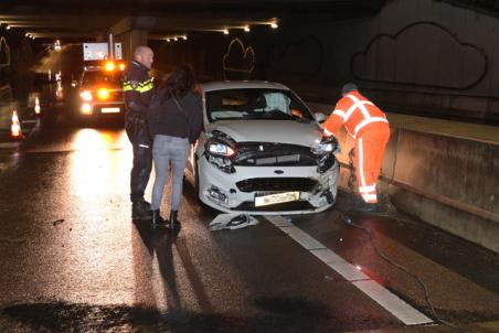 Automobilist botst tegen vangrail door aquaplaning op de Midden-Brabantweg Waalwijk