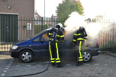 Auto brandt uit in Waalwijk