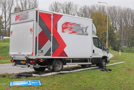 Bestuurder rijdt met bestelbus lantaarnpaal uit de grond aan de Hoogeindse Rondweg Waalwijk