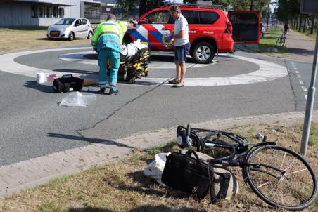 Vrouw wordt van fiets gelanceerd na aanrijding met auto aan de Sluisweg Waalwijk