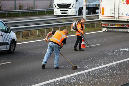 Glas op de A59 bij Waalwijk zorgt voor file