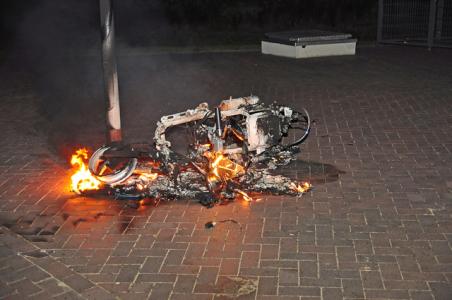 Scooter gaat in vlammen op aan de Kees en Henny de Ruijterstraat Waalwijk