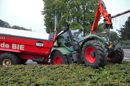 Tractor met aanhanger zand strandt in berm aan de Hertog Janstraat Waalwijk