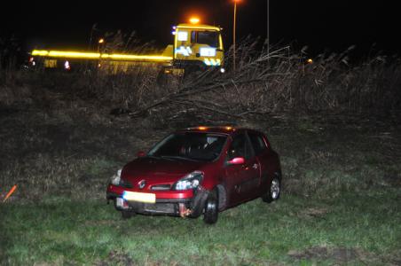 Bestuurder uit Waalwijk (24) drinkt bijna vier keer meer dan is toegestaan en strandt met auto in de berm