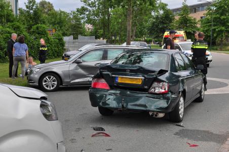 Drie auto&#039;s botsen op elkaar op de Sluisweg Waalwijk