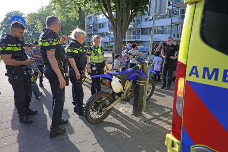 Bestuurder van crossmotor raakt gewond bij aanrijding op Van der Merwedelaan in Waalwijk