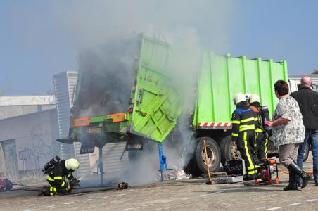 Vrachtwagen vol papier in brand in woonwijk aan de Eerste Zeine Waalwijk