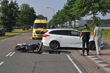 Motor klapt op auto in Waalwijk