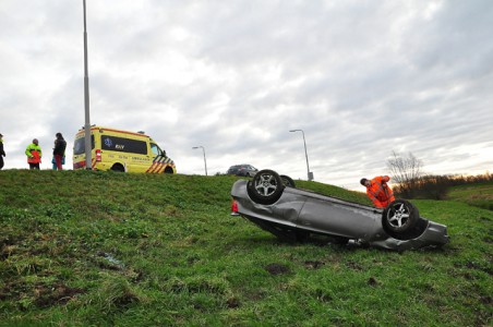 Auto rijdt van talud A59 (Maasroute) Waalwijk