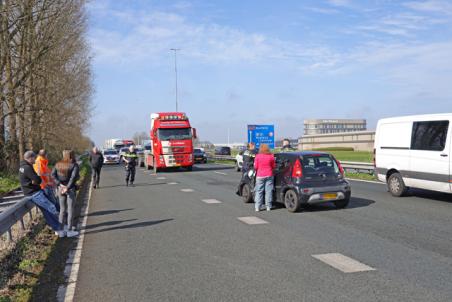 Botsing tussen auto en vrachtwagen op de A59 (Maasroute) Waalwijk