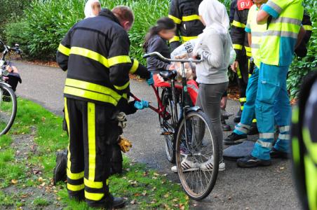 Meisje zit vast met voetje tussen spaken van fiets in Waalwijk