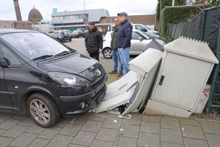 Bestuurder rijdt stroomkast van betaalsysteem en slagbomen uit de grond aan De Els Waalwijk