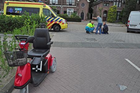 Automobilist snijdt vrouw af in scootmobiel aan de Meester van Coothstraat Waalwijk