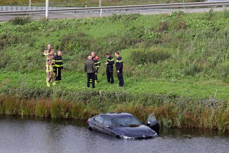 Man schrikt van wesp en rijdt het water in langs de A59 (Maasroute) Waalwijk