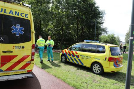 Man belandt in Waalwijkse sloot en moet met ambulance naar ziekenhuis