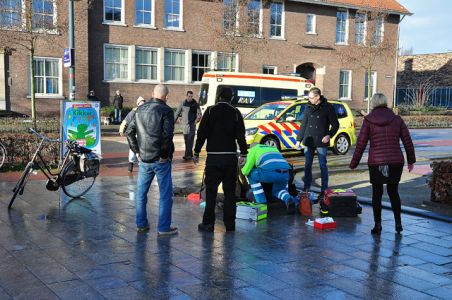 Vrouw komt hard ten val door spekglad wegdek aan het Vredesplein Waalwijk