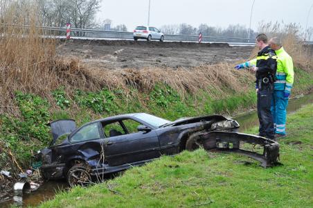 Bestuurder en inzittende met auto de sloot in aan de Cartografenweg Waalwijk