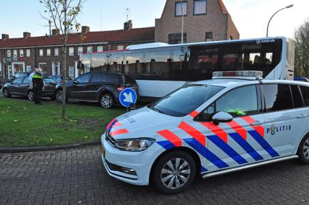 Chaos op busstation in Waalwijk door foutparkeerder, bus staat meer dan half uur klem