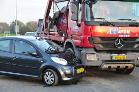 Auto komt in botsing met containerwagen aan de Kloosterheulweg Waalwijk