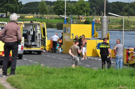 Reanimatie op veerpont bij Waalwijk