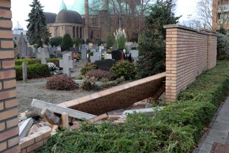 Muur omgevallen bij begraafplaats aan het St. Jansplein Waalwijk