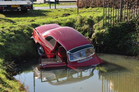 Twee gewonden bij ongeluk waarbij oldtimer in sloot belandt aan de Vijzelweg Waalwijk