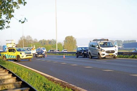 Drie auto’s botsen op elkaar op de A59 (Maasroute) Waalwijk