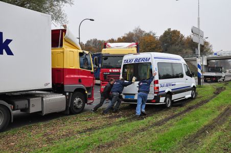 Verkeerschaos aan de Taxandriaweg Waalwijk