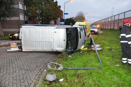 Lantaarnpaal vloert busje in Waalwijk