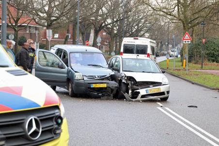 Bestuurster raakt gewond bij botsing aan de Floris V-Laan Waalwijk