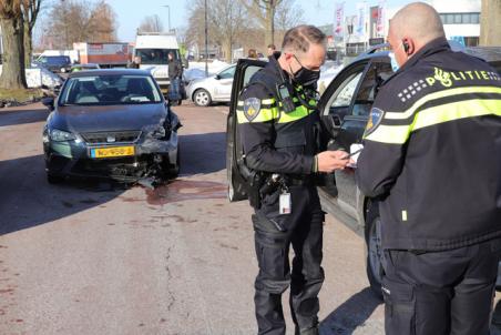 Twee auto’s botsen aan de Industrieweg Waalwijk