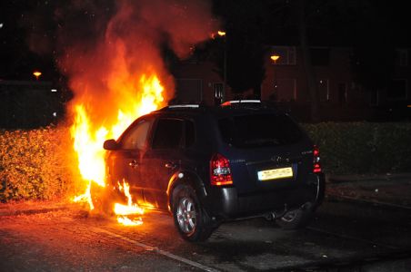 Auto in brand gestoken aan de Esdoornstraat Waalwijk