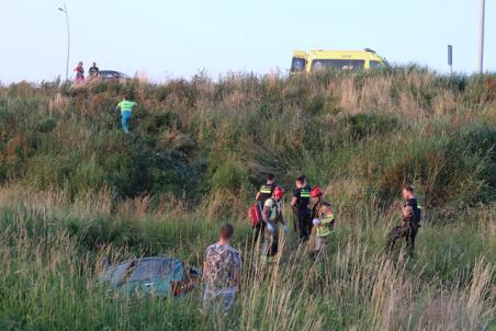 Bestuurder rijdt met auto van talud inzittende uit auto geslingerd Midden-Brabantweg Waalwijk