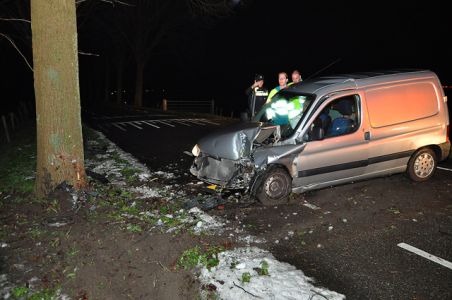 UPDATE: Automobilist vliegt uit de bocht en ramt boom aan de Zomerdijk Waalwijk