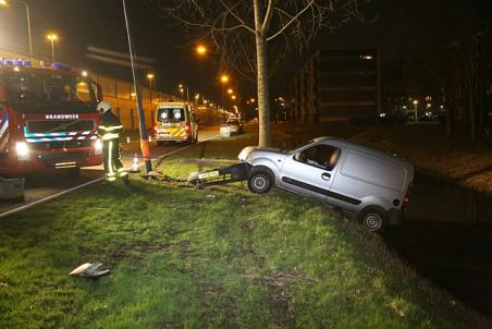 Automobilist ontsnapt op het nippertje aan nat pak aan de Taxandriaweg Waalwijk