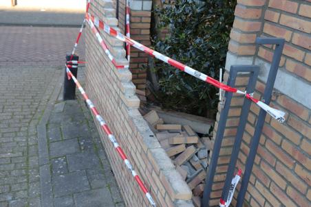 Muur bij begraafplaats vernield aan het Sint Jansplein Waalwijk