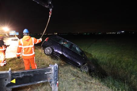 Update: Vader en dochter rijden de sloot in met auto aan de A59 (Maasroute) Waalwijk