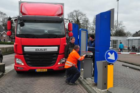 Vrachtwagenchauffeur rijdt slagboom uit de grond winkelcentrum De Els Waalwijk