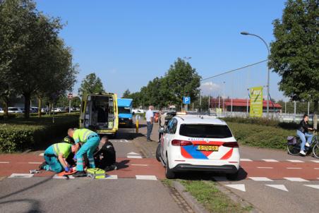 Jongen op scooter botst tegen auto en raakt zwaargewond aan De Gaard Waalwijk