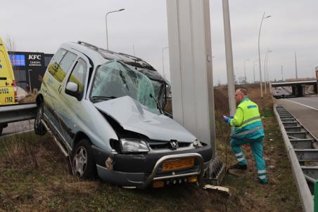 Auto vliegt over vangrail op de Midden-Brabantweg Waalwijk