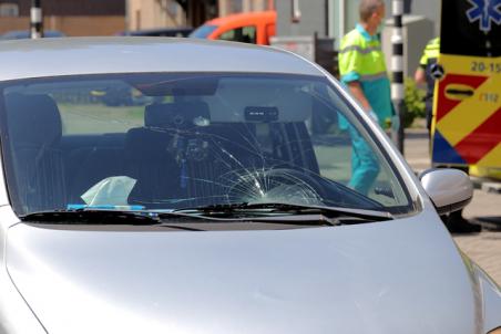 Vrouw klapt tegen voorruit van auto aan de Stationsstraat Waalwijk