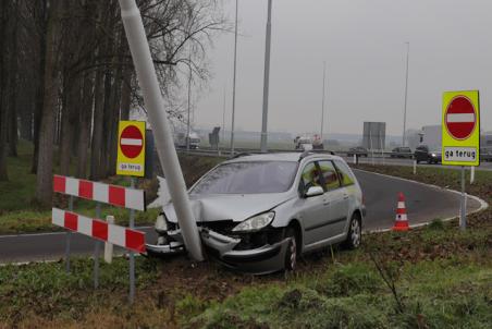 Automobilist vliegt met auto uit de bocht bij Waalwijk-Oost