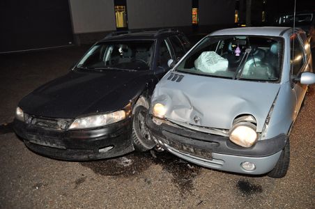 Auto&#039;s botsen aan de Spuiweg Waalwijk