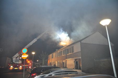 Flinke schoorsteenbrand aan de Mr. van Houtenstraat Waalwijk
