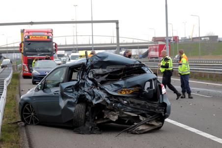 Vrachtwagenchauffeur botst achterop auto op de A59 (Maasroute) Waalwijk