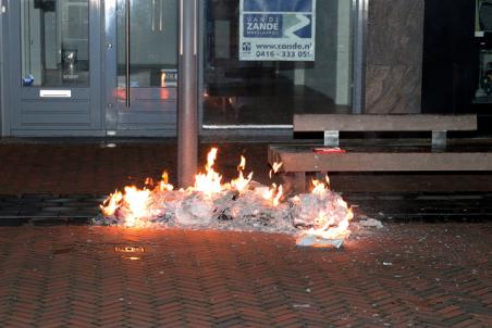 Berg met papier in brand aan de Stationsstraat Waalwijk