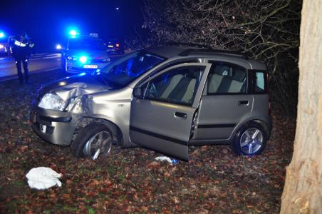 Automobiliste vliegt uit de bocht en ramt boom in Waalwijk