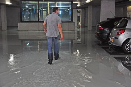 Parkeerkelder bij DMG vol water aan de Gragtmansstraat Waalwijk